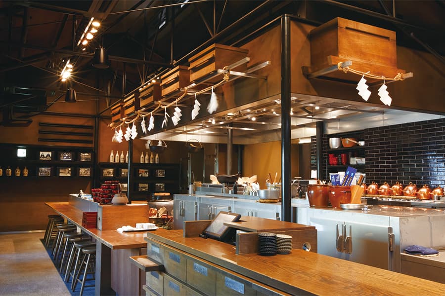 小布施 寄り付き料理 蔵部 本店の内観(オープンキッチン)